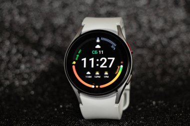 Ukrayna Dnepr 11.12.2021 - Samsung Galaxy Galaksi İzleme 4 pisti Gri kayışlı izole bir arka plan ve bir uygulama, yeni bir saat bir hediye