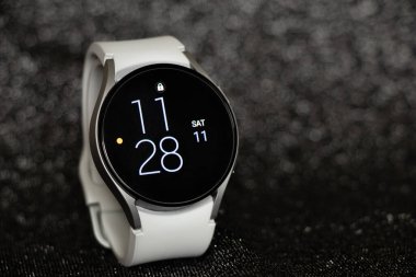 Ukrayna Dnepr 11.12.2021 - Samsung Galaxy Galaksi İzleme 4 pisti Gri kayışlı izole bir arka plan ve bir uygulama, yeni bir saat bir hediye