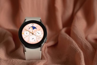 Ukrayna Dnepr 11.12.2021 - Samsung Galaxy Galaksi İzleme 4 pisti Gri kayışlı izole bir arka plan ve bir uygulama, yeni bir saat bir hediye