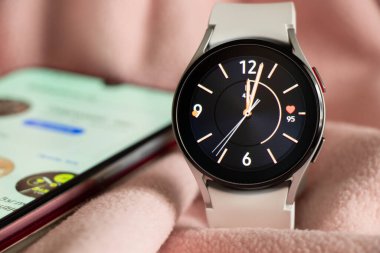 Ukrayna Dnepr 11.12.2021 - Samsung Galaxy Galaksi İzleme 4 pisti Gri kayışlı izole bir arka plan ve bir uygulama, yeni bir saat bir hediye