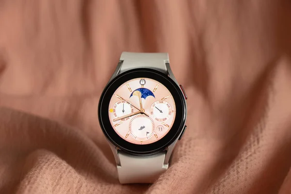 Украина Днепр 2021 Умные Часы Samsung Galaxy Watch Трек Ремешком — стоковое фото
