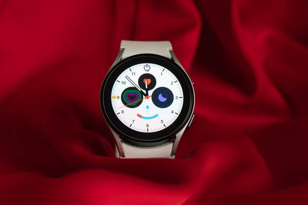 Украина Днепр 2021 Умные Часы Samsung Galaxy Watch Трек Ремешком — стоковое фото