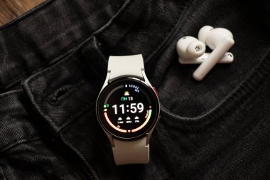 Ukrayna Dnipro 30.11.2021 - Akıllı saat Samsung Galaxy Saat 4.40 mm ve cep telefonu saat, telefon ve saat uygulaması