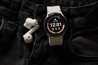 Ukrayna Dnipro 30.11.2021 - Akıllı saat Samsung Galaxy Saat 4.40 mm ve cep telefonu saat, telefon ve saat uygulaması