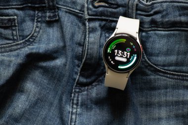 Ukrayna Dnipro 30.11.2021 - Akıllı saat Samsung Galaxy Saat 4.40 mm ve cep telefonu saat, telefon ve saat uygulaması