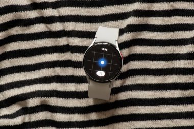 Ukrayna Dnipro 30.11.2021 - Akıllı saat Samsung Galaxy Saat 4.40 mm ve cep telefonu saat, telefon ve saat uygulaması