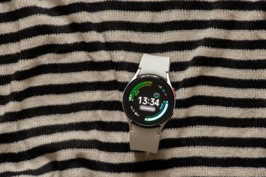 Ukrayna Dnipro 30.11.2021 - Akıllı saat Samsung Galaxy Saat 4.40 mm ve cep telefonu saat, telefon ve saat uygulaması