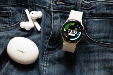 Ukrayna Dnipro 30.11.2021 - Akıllı saat Samsung Galaxy Saat 4.40 mm ve kablosuz kulaklık, fitness saatleri ve kulaklıklar, yeni teknolojiler