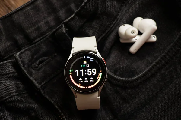 Ukrayna Dnipro 30.11.2021 - Akıllı saat Samsung Galaxy Saat 4.40 mm ve cep telefonu saat, telefon ve saat uygulaması