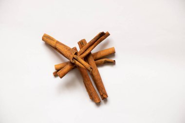 Tarçın beyaz arka planda, tarçın yakın planda yatar