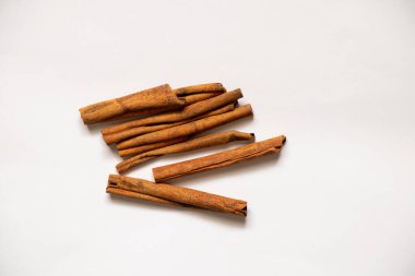 Tarçın beyaz arka planda, tarçın yakın planda yatar