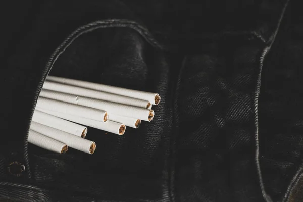 Сигареты Кармане Серых Джинсах Пристрастие Сигаретам Мода Курение — стоковое фото