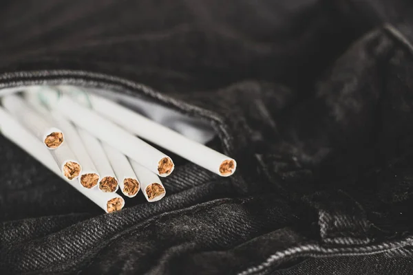 Сигарети Кишені Сірих Джинсах Залежність Від Сигарет Мода Куріння — стокове фото
