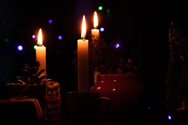 Стол Новогодними Подарками Букетами Свечами Несли Декоративную Маленькую Елочку Темноте — стоковое фото