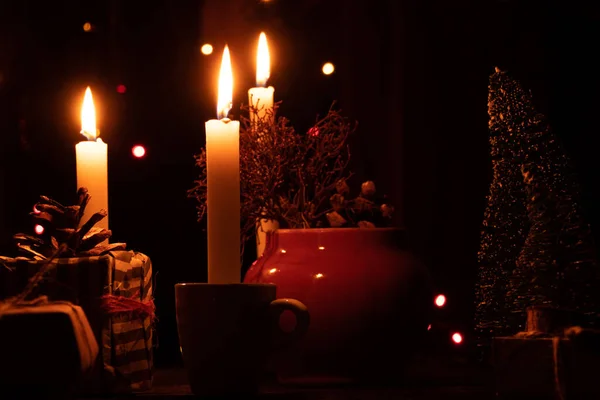 Egy Asztal Szilveszteri Ajándékokkal Mázzal Gyertyákkal Egy Dekoratív Kis Karácsonyfát — Stock Fotó