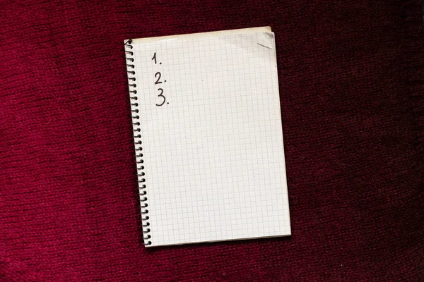 Notebook Čísly 123 Leží Červeném Pleteném Svetru Prostor Pro Text — Stock fotografie