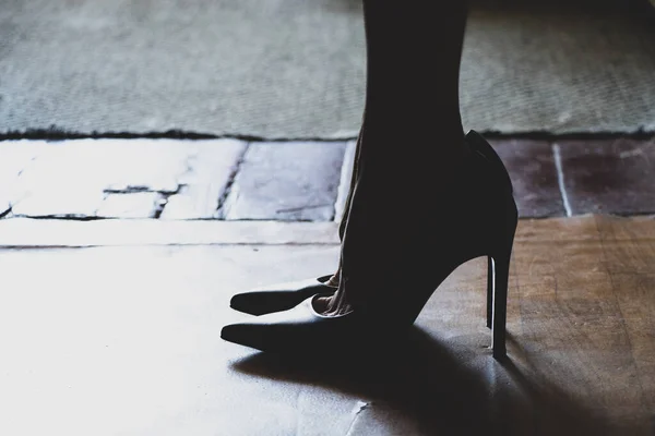 Frauenfüße Auf Dem Boden Dunkeln Hause Schwarzen Stöckelschuhen Ein Mädchen — Stockfoto