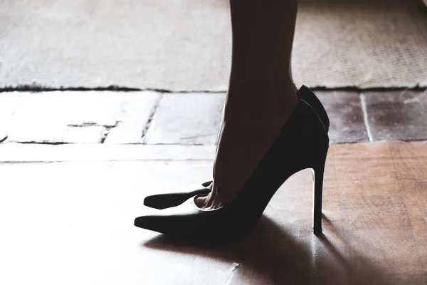 Frauenfüße Auf Dem Boden Dunkeln Hause Schwarzen Stöckelschuhen Ein Mädchen — Stockfoto