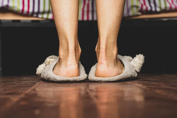 Piedi Della Ragazza Pantofole Coperto Sul Pavimento Legno Vicino Letto — Foto Stock