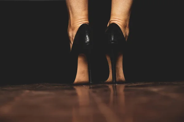 하이힐 구두를 소녀는 바닥에 바닥에 여자의 신발을 있습니다 — 스톡 사진