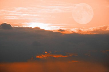 Akşam Ukrayna 'da Dinyeper nehrinde gün batımı