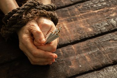 Yaşlı kadın sigarayı iple bağlı tutuyor, sigara bağımlılığı, sigarayı bırak, nikotin