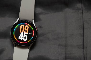 Ukrayna Dnipro 30.11.2021 - Samsung Galaxy 4.40 mm akıllı saat ve Samsung uygulamalı cep telefonu