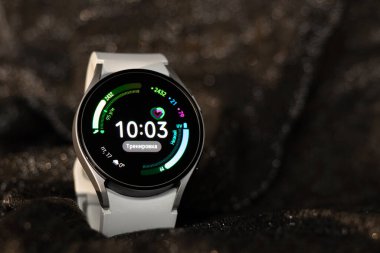Ukrayna Dnipro 30.11.2021 - Samsung Galaxy 4.40 mm akıllı saat ve Samsung uygulamalı cep telefonu
