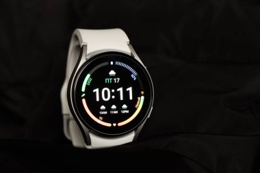 Ukrayna Dnipro 30.11.2021 - Samsung Galaxy 4.40 mm akıllı saat ve Samsung uygulamalı cep telefonu