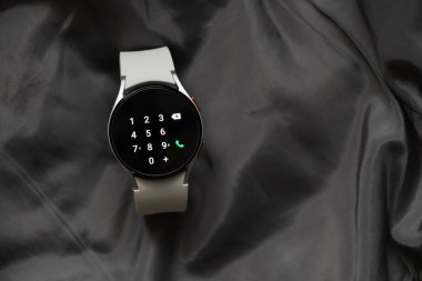 Ukrayna Dnipro 30.11.2021 - Samsung Galaxy 4.40 mm akıllı saat ve Samsung uygulamalı cep telefonu