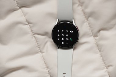 Ukrayna Dnipro 30.11.2021 - Samsung Galaxy 4.40 mm akıllı saat ve Samsung uygulamalı cep telefonu