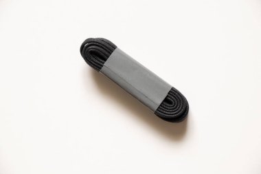 Beyaz arkaplanda yeni ayakkabı bağcıkları kapat