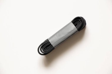 Beyaz arkaplanda yeni ayakkabı bağcıkları kapat