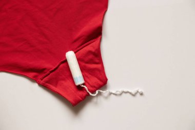 Kadın külotunda beyaz tampon, adet günlerinde hijyen ürünleri, tamponlar, regl dönemleri