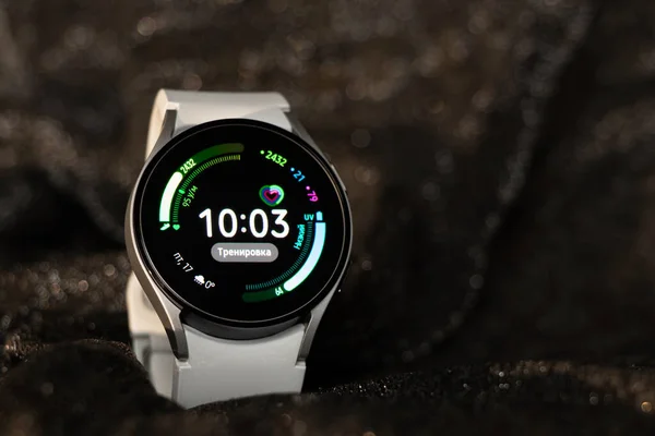 Ukrayna Dnipro 30.11.2021 - Samsung Galaxy 4.40 mm akıllı saat ve Samsung uygulamalı cep telefonu