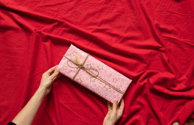 Kız evin zemininde doğum günü hediyesini açıyor, bayram, hediye veriyor.