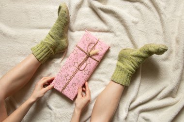 Kız evin zemininde doğum günü hediyesini açıyor, bayram, hediye veriyor.