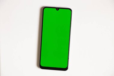 İzole edilmiş arkaplanda yeşil ekranlı telefon, cep telefonu, metin şablonu için yer