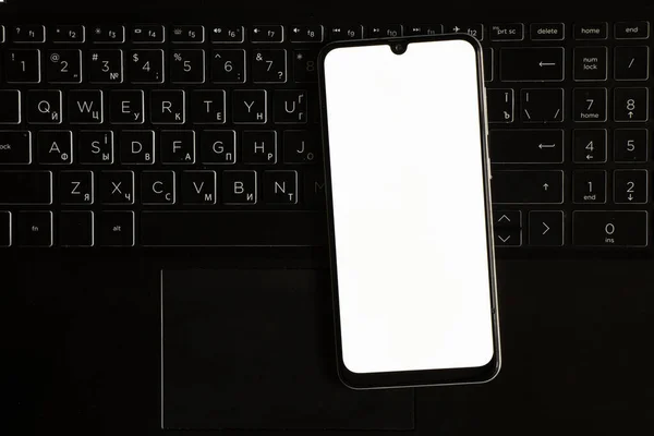 Een Telefoon Met Een Wit Scherm Een Zwarte Laptop Een — Stockfoto