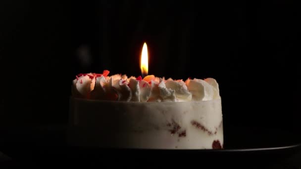 在黑暗中点着蜡烛的蛋糕 生日和庆祝活动 — 图库视频影像