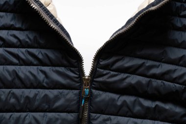 Arka plan olarak ortada bir kilit, kıyafetler, beyaz arka planda bir kilit, mükemmel kışlık giysiler, kabarık mavi ceket