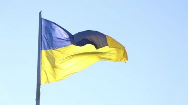 Ukrayna bayrağı, rüzgarda mavi gökyüzünün arka planına karşı Dnipro şehrinin en büyük bayrağıdır.