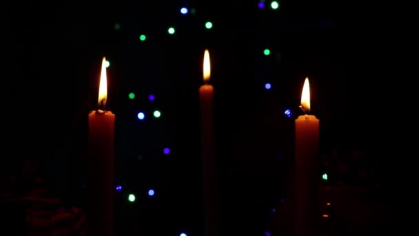 Świece Tle Migoczące Girlandy Ciemności Nowy Rok Wakacje Płomień Świecy — Wideo stockowe