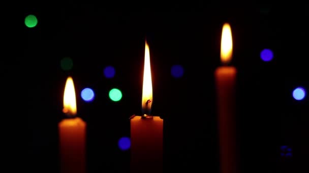 Svíčky Pozadí Blikajících Věnců Tmě Pro Novoroční Prázdniny Plameny Svíček — Stock video