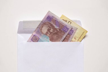 Ukrayna 50 ve 100 UAH beyaz arka plan, mali geçmiş ve Ukrayna 'da beyaz bir zarfın içinde uzanır.