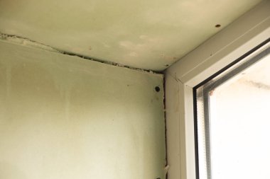 Plasterboard yamaçlı pencereler, nem ve mantar, onarımı olmayan daire, mantar ve nem.