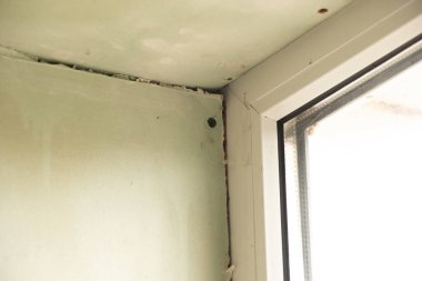 Plasterboard yamaçlı pencereler, nem ve mantar, onarımı olmayan daire, mantar ve nem.
