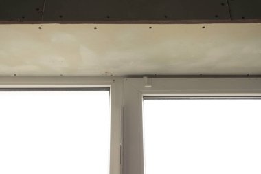 Plasterboard yamaçlı pencereler, nem ve mantar, onarımı olmayan daire, mantar ve nem.