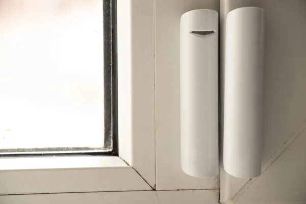 Sensor de apertura de ventana colgado en la ventana, sistema de alarma para el hogar, protección del hogar, hogar —  Fotos de Stock
