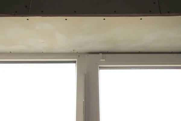 Windows with plasterboard slopes, moisture and fungus, apartment without repair, fungus and moisture — Stock Photo, Image